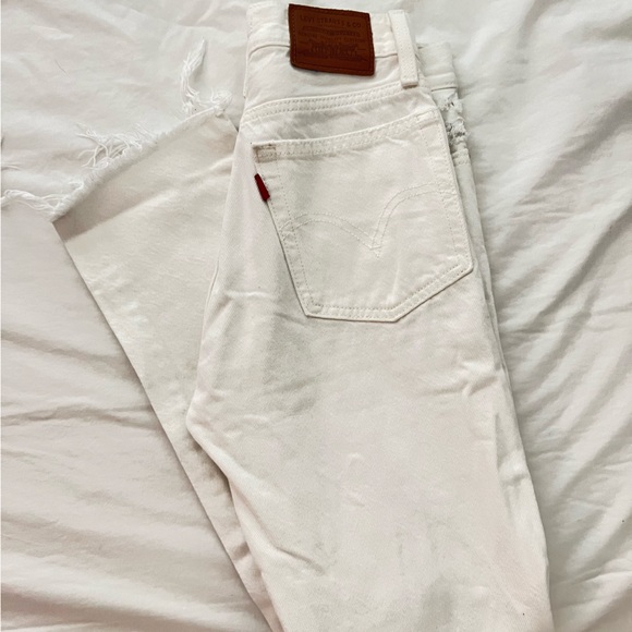 Levi’s Wedgie Straight Jeans, distressed white (Color: Cloud Bank). Size 23 - Picture 2 of 12